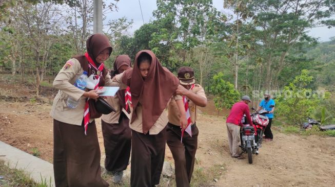 Waduh! Satu Siswa Pingsan Saat Kunjungan Presiden Jokowi ke Sukoharjo, Ini Penyebabnya