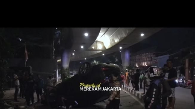 Viral! Pengemudi Mobil Umur 20 Tahun Tabrak Pohon hingga Terguling Di Jalan Antasari