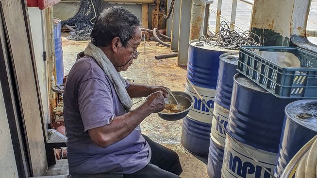 Salah satu ABK asal Indonesia yang terkatung-katung makan siang di atas kapal kargo MV Jian Ye yang diduga milik perusahaan asal Hong Kong di Pelabuhan Kaohsiung, Taiwan, Kamis (11/8/2022). ANTARA FOTO/Fahmi Fahmal Sukardi
