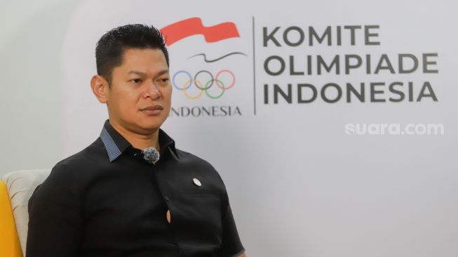 Ketua Komite Olimpiade Indonesia (NOC Indonesia) Raja Sapta Oktohari saat melakukan sesi wawancara eksklusif dengan Suara.com di Kantor NOC Indonesia, Senayan, Jakarta Pusat, Kamis (11/8/2022). [Suara.com/Alfian Winanto]