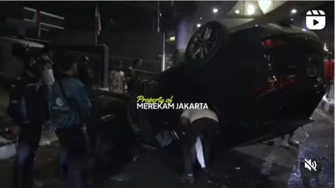 Mobil Terbalik di Jalan Antarasi Jaksel, Pengemudi Sempat Tabrak Pohon, Tiang Telkom hingga Pagar Rumah Orang