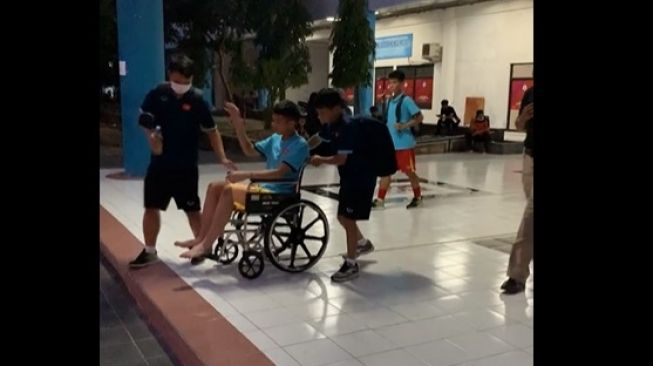 Kiper Vietnam U-16, Pham Dinh Hai pakai kursi roda saat tinggalkan Stadion Maguwoharjo. (Facebook/Bolatimes)