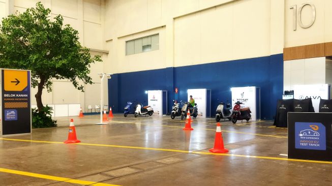 Deretan motor listrik yang tersedia di arena test drive indoor GIIAS 2022 pada Kamis (11/8/2022).[Suara.com/Liberty Jemadu]