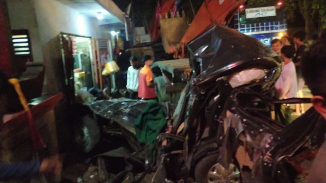 Truk Tronton Bermuatan Excavator Tabrak Warung di Jalur Tengkorak Cianjur, Polisi Beberkan Kronologinya