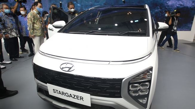 Menteri Koordinator Perekonomian Airlangga Hartarto (kanan) melihat dari dekat mobil terbaru Hyuandai Stargazer yang dipamerkan di ajang pameran otomotif Gaikindo Indonesia International Auto Show (GIIAS) 2022 di Indonesia Convention Exhibition (ICE) BSD, Serpong, Tangerang, Banten, Kamis (11/8/2022). ANTARA FOTO/Muhammad Iqbal