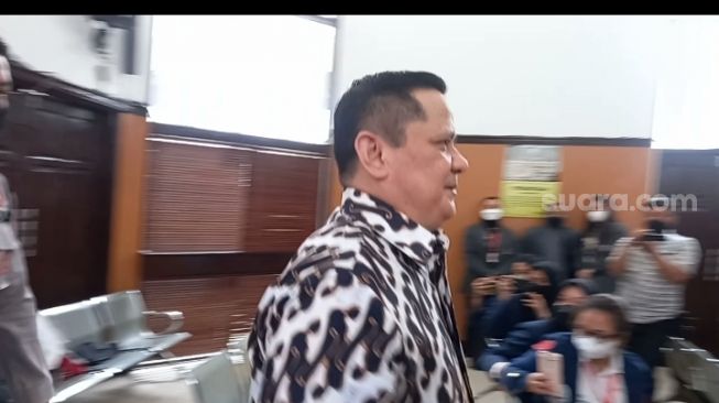 Sapa Wartawan Sebelum Duduk di Kursi Terdakwa, Irjen Napoleon Terlihat Santai Hadapi Tuntutan Jaksa