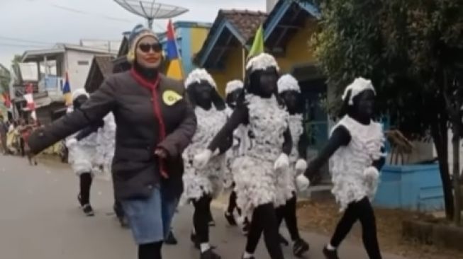 Disebut Kreatif dan Lucu, Ibu-ibu Ini Gunakan Kostum Shaun the Sheep Saat Lomba Gerak Jalan