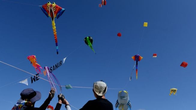 Festival layang-layang internasional tersebut diikuti oleh peserta dari berbagai negara seperti Indonesia, Australia, Polandia, Jepang dan Filipina dengan ratusan layang-layang berbagai bentuk dan ukuran.