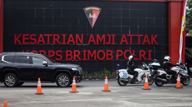 Kendaraan Wakapolri dan rombongan timsus memasuki kawasan Mako Brimob, Kelapa Dua, Depok, Jawa Barat, Jumat (12/8/2022).  ANTARA FOTO/Asprilla Dwi Adha
