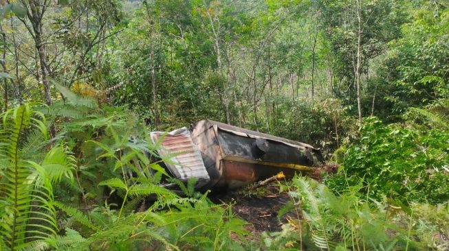 Sopir Langsung Lompat, Truk Pembawa Minyak Sawit Masuk Jurang dan Terbakar