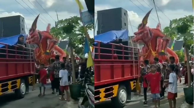 Ngeri! Patung Kurama Digotong Pakai Gerobak saat Pawai Keliling