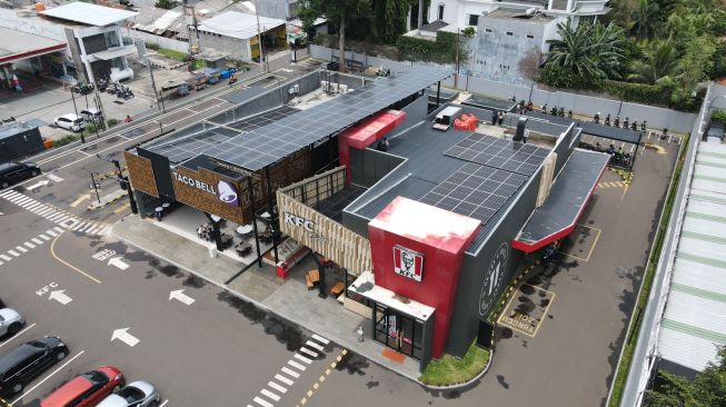 Gerai Resto Cepat Saji Ini Resmikan Stasiun Pengisian Kendaraan Listrik Umum dari Tenaga Surya