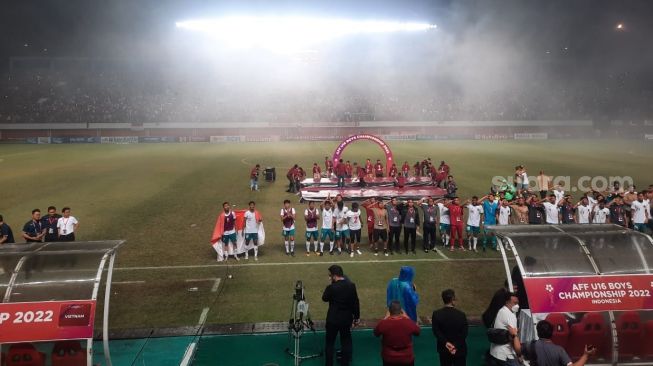 Penggawa Timnas Indonesia U-16 berfoto usai menerima medali atas kemenangannya di Piala AFF U-16 di Stadion Maguwoharjo, Sleman, DIY, Jumat (12/8/2022). [Wahyu Turi Krisanti/Suarajogja.id]