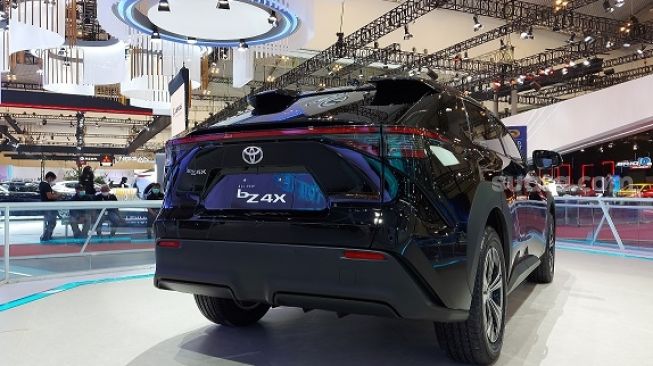 Di GIIAS 2022 Toyota bZ4X muncul sebagai salah satu produk elektrifikasi yang banyak dilirik [Suara.com/Manuel Jeghesta Nainggolan].