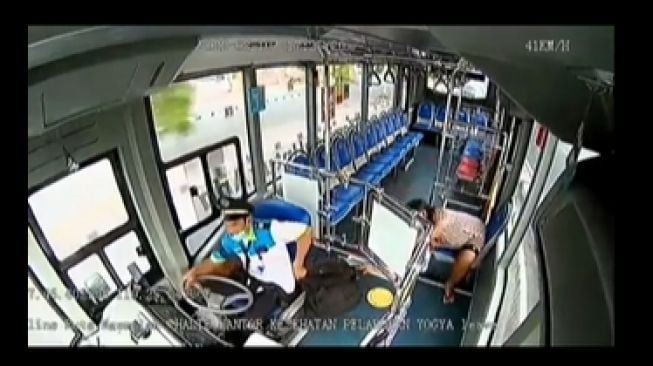 Emak-emak mencoba mencuri tas milik sopir bus berakhir apes (Instagram)