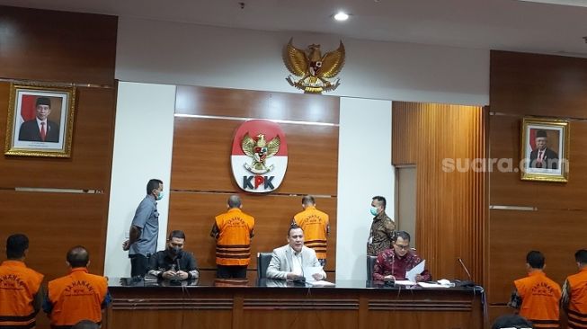 KPK resmi menetapkan Bupati Pemalang, Mukti Agung Wibowo, sebagai tersangka kasus suap jual beli jabatan di Pemerintah Kabupaten Pemalang, Jawa Tengah. (Suara/com/Welly)