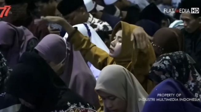 Kesurupan Saat Acara Pengajian Pekalongan Bersalawat, Perempuan Ini Banjir Guyonan Netizen:Lagi TikTokan