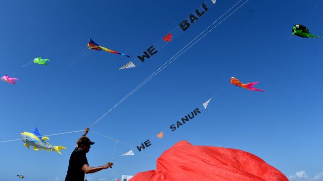 Festival layang-layang internasional tersebut diikuti oleh peserta dari berbagai negara seperti Indonesia, Australia, Polandia, Jepang dan Filipina dengan ratusan layang-layang berbagai bentuk dan ukuran.