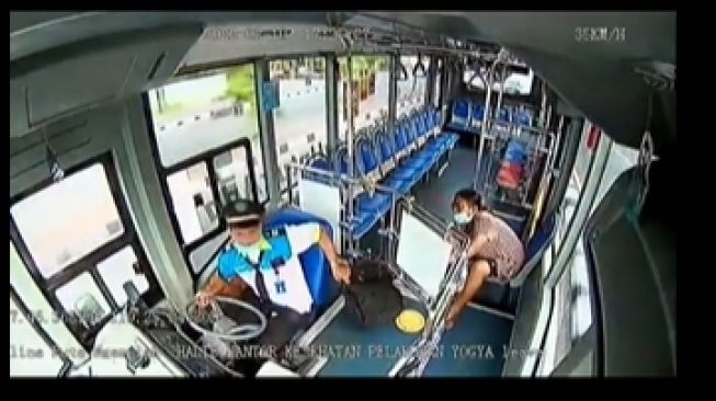 Nekat! Ibu-ibu Gagal Gasak Tas Sopir sampai Rebutan saat Bus Trans Melaju (Instagram/dunia_kaumhawa)