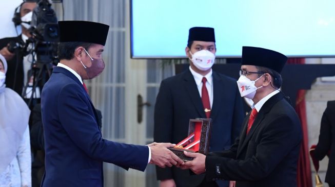 Jokowi Berikan Bintang Jasa Nararya untuk Dewi Wikantini, Bidan yang Gugur Saat Melawan Covid-19