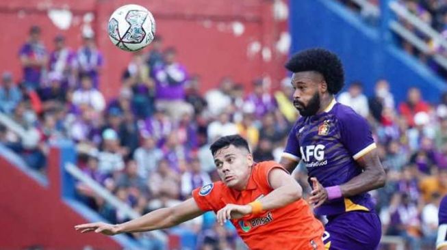 Striker Persik Kediri Joanderson saat berebut bola dengan salah satu pemain Borneo FC. (Foto: MO Persik Kediri)