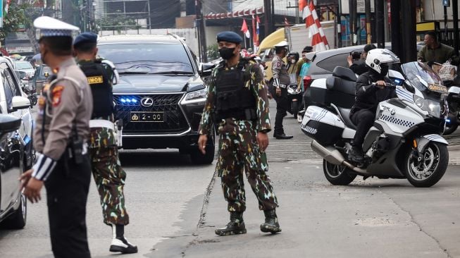 Kendaraan Wakapolri dan rombongan timsus memasuki kawasan Mako Brimob, Kelapa Dua, Depok, Jawa Barat, Jumat (12/8/2022).  ANTARA FOTO/Asprilla Dwi Adha
