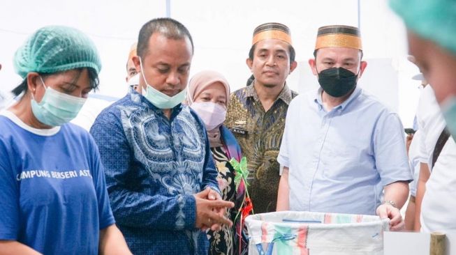 Gubernur Sulawesi Selatan Andi Sudirman Sulaiman (kedua kiri), Kepala Dinas Kelautan dan Perikanan Sulawesi Selatan Muhammad Ilyas (kedua kanan), Direktur Pengembangan Ekspor Produk Primer Kementerian Perdagangan Republik Indonesia Merry Maryati (ketiga kiri), dan Chief of Corporate Affairs Astra Riza Deliansyah (kanan) saat meninjau produk unggulan rumput laut dari DSA Bone dan DSA Bombana di acara Festival Kewirausahaan Astra 2022 pada Jumat (12/8/2022) [PT Astra International Tbk].