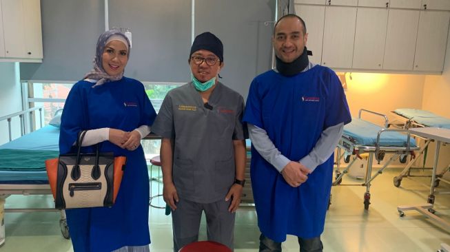 Ferry Irawan dan Venna Melinda bersama Dr Mahdian Nur Nasution dari Klinik Lamina Pain and Spine Center. [dokumentasi pribbadi]