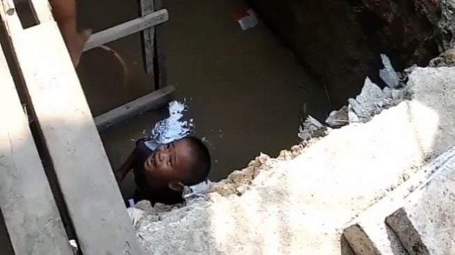 Viral! Bocah Di Kalideres Kecemplung Septic Tank, Diduga Tak Sadar Saat Asyik Bermain