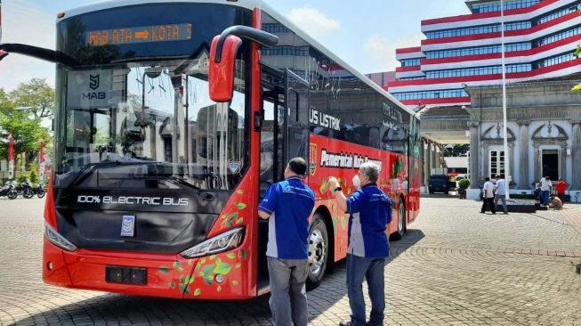 Bus listrik buatan PT MAB yang akan digunakan Pemkot Semarang untuk melayani masyarakat, Jumat (12/8/2022). [Suara.com/Anin Kartika]