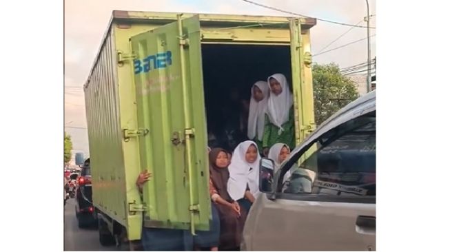 mobil box angkut anak sekolah jadi sorotan publik (Instagram)