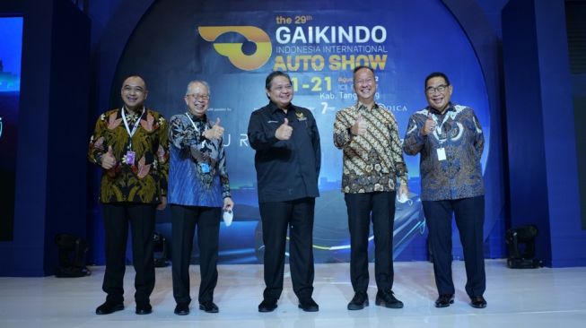 Jelang opening ceremony GIIAS 2022, antara lain tampak Ketua Umum Gaikindo Yohannes Nangoi (kedua dari kiri), Menteri Koordinator Bidang Perekonomian Airlangga Hartarto, Menteri Perindustrian Agus Gumiwang Kartasasmita, dan Ketua III Gaikindo sekaligus Ketua Penyelenggara Pameran Gaikindo, Rizwan Alamsjah [Gaikindo].