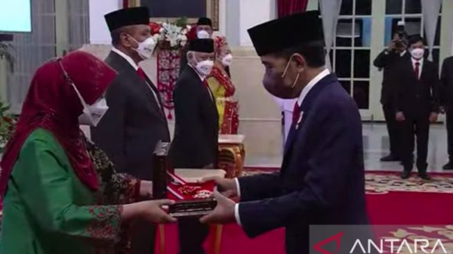 Presiden Jokowi Anugrahkan Bintang Mahaputera Pratama pada Sastrawan dan Budayawan Sunda Ajip Rosidi