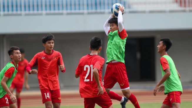 Vietnam U-16 lakukan latihan bola tangan jelang final Piala AFF U-16 2022. (Dok.VFF)