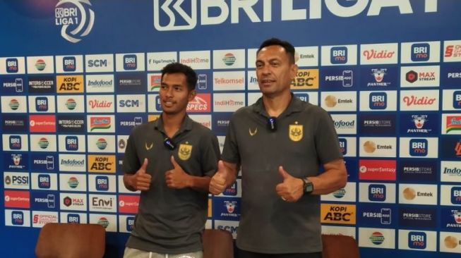 Pelatih PSIS Semarang Sergio Alexandre bersama Penyerang PSIS Andreas Ado di Graha Persib, Kota Bandung, Jawa Barat, Jumat (12/8/2022). (ANTARA/Bagus Ahmad Rizaldi)