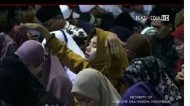 Wanita Berhijab Diduga Kesurupan di Acara Salawatan, Tingkahnya Aneh Meliuk-liuk Bagai Ular