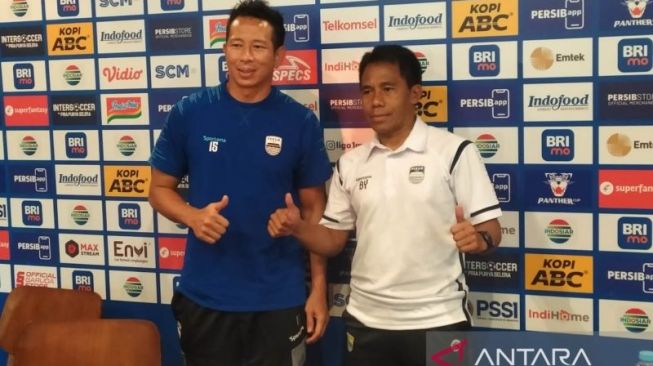 Pelatih sementara Persib Bandung, Budiman Yunus bersama Kiper Persib Bandung I Made Wirawan saat konferensi pers di Graha Persib, Kota Bandung, Jawa Barat, Jumat (12/8/2022). (ANTARA/Bagus Ahmad Rizaldi)