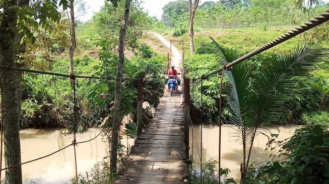 Potret Miris Jembatan Gantung di Banjar Pandeglang Rusak