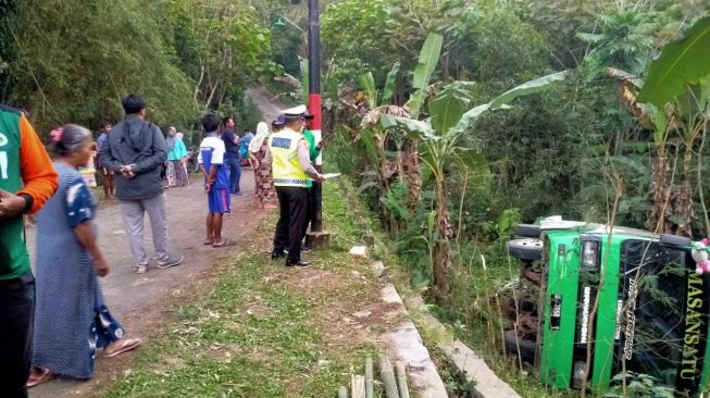 Bus Angkut 28 Pelajar dan 2 Guru Terguling di Wonosari Malang