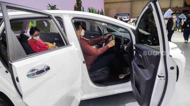 Pengunjung melihat kendaraan yang dipamerkan dalam gelaran GAIKINDO Indonesia International Auto Show (GIIAS) 2022 di Indonesia Convention Exhibition (ICE) BSD, Serpong, Tangerang, Banten, Sabtu (13/8/2022). [Suara.com/Alfian Winanto]