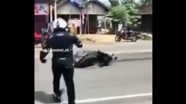 Detik-detik Moge Tabrak Pemotor Wanita Yang Hendak Menyeberang, Bodi ...