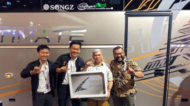 Stefan Arman, Technical Director Laksana saat handover seri Legacy SR3 GIIAS 2022 [Laksana].