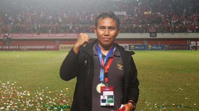 Video Viral Bima Sakti Didik Kedisiplinan Pemain Timnas Indonesia U-16 Melalui Salat Berjamaah, Telat Dapat Denda
