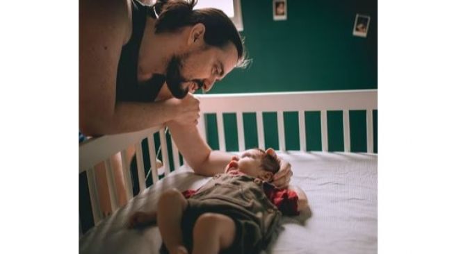 Ayah Ini Tegur Sang Putra yang Masih Bayi Gegara Suka Nangis, Ekspresinya Bikin Gemas