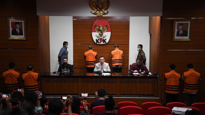 Ketua KPK Firli Bahuri (tengah) menyampaikan konferensi pers di Gedung Merah Putih KPK, Jakarta, Jumat (12/8/2022). [ANTARA FOTO/Sigid Kurniawan/rwa]