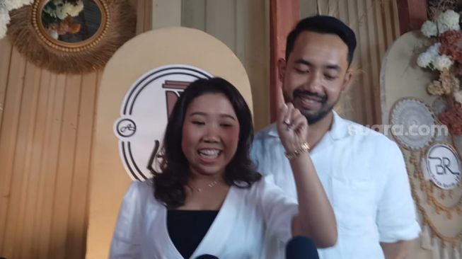 Kiky Saputri memperkenalkan pacar barunya, Khairi yang ia sebut mirip Reza Rahadian juga Surya Paloh. [Rena Pangesti/Suara.com]