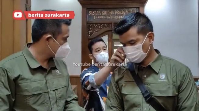 Gibran Tarik Paksa Masker Paspampres yang Pukul Warga saat Minta Maaf, Netizen: Sangat Gak Pantas