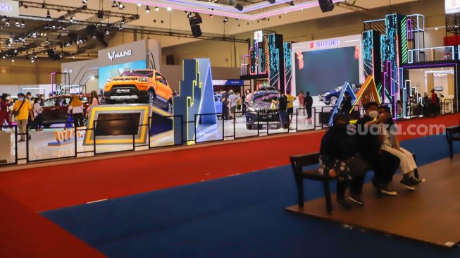 Pengunjung melihat kendaraan yang dipamerkan dalam gelaran GAIKINDO Indonesia International Auto Show (GIIAS) 2022 di Indonesia Convention Exhibition (ICE) BSD, Serpong, Tangerang, Banten, Sabtu (13/8/2022). [Suara.com/Alfian Winanto]