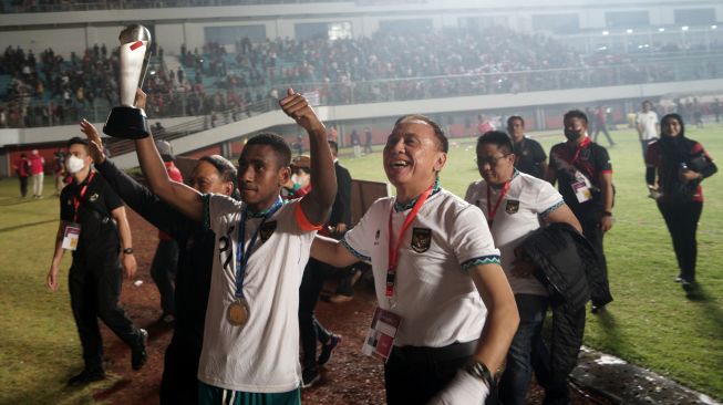 Pemain Timnas Indonesia U-16 bersama Ketua Umum PSSI Mochamad Iriawan merayakan kemenangan seusai mengalahkan Timnas Vietnam U-16 saat laga final AFF U-16 2022 di Stadion Maguwoharjo, Depok, Sleman, D.I Yogyakarta, Jumat (8/12/2022). [ANTARA FOTO/Andreas Fitri Atmoko/rwa]