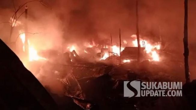 Sambaran Petir Diduga Jadi Pemicu Kebakaran Gudang Limbang Sepatu di Sukabumi